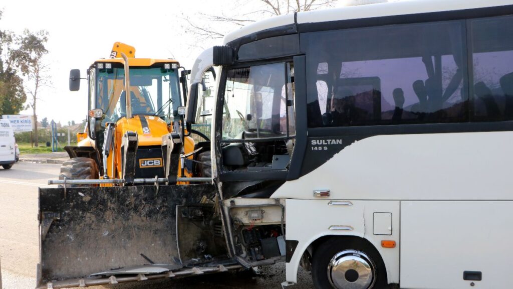 antalyada midibus ile is makinesi carpisti Sj23pyud
