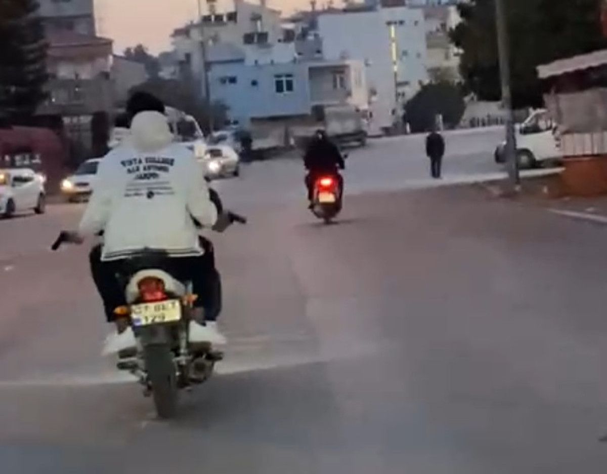 antalyada motosikletli genclerin oyuncak tabancalarla suruculeri korkuttu 0 t3FOQVuw