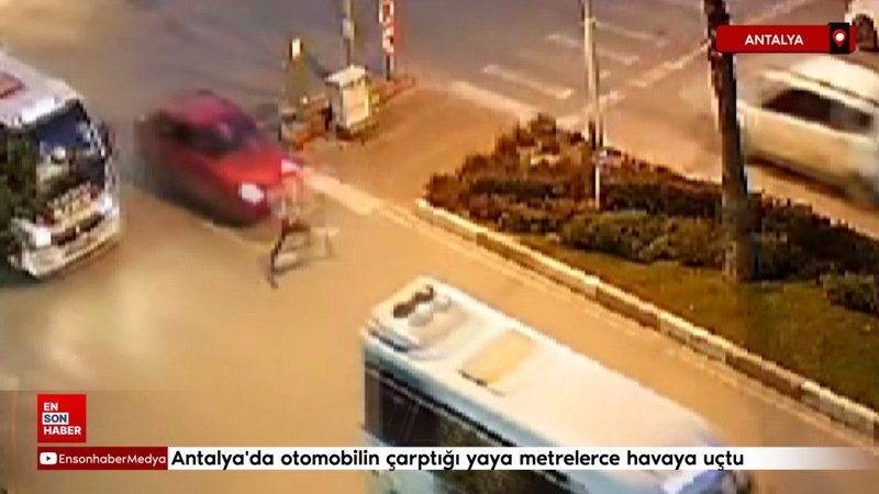 Antalya'da otomobilin çarptığı yaya metrelerce havaya uçtu 1 antalyada otomobilin carptigi yaya metrelerce havaya uctu jMD5tDyt
