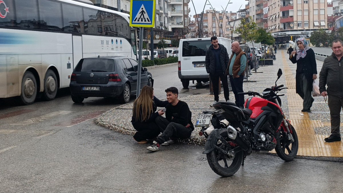 antalyada yaralanan motosiklet surucusunu kiz arkadasi teselli etti 0 metzXipD