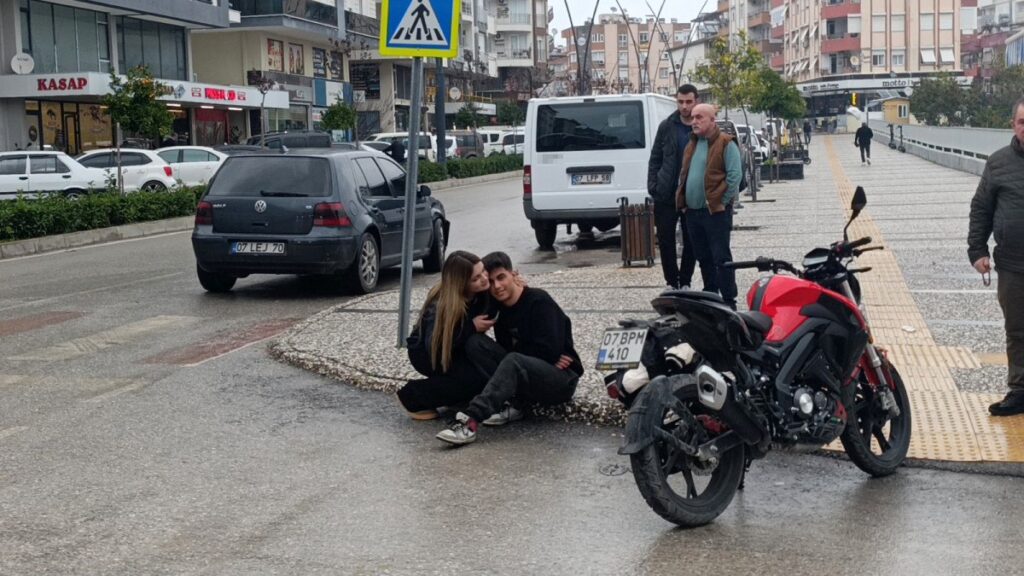 antalyada yaralanan motosiklet surucusunu kiz arkadasi teselli etti qA132rrR