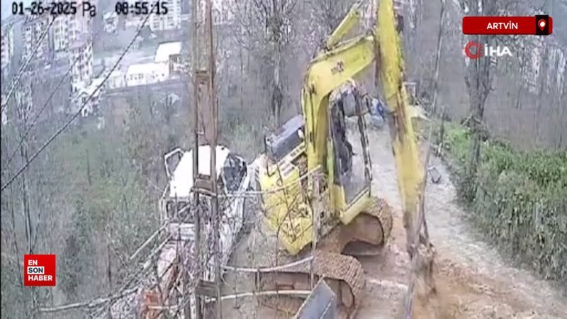 Artvin’de kaygan yolda ekskavatör kamyonete çarptı 1 artvinde kaygan yolda ekskavator kamyonete carpti DwmvibKl