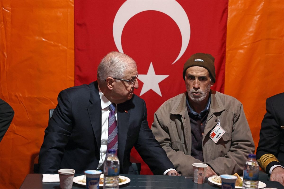 bakan guler sehit astsubay akincinin baba evini ziyuaret etti 0 e8Nish3N