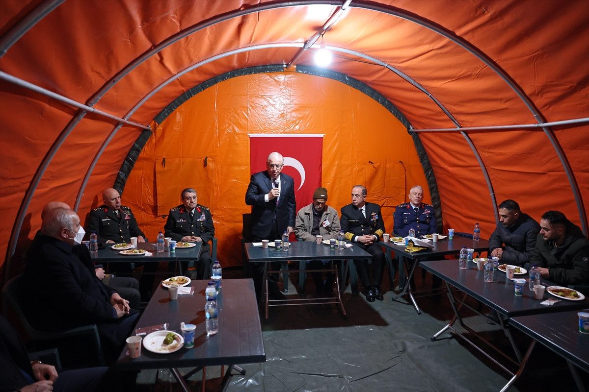 bakan guler sehit astsubay akincinin baba evini ziyuaret etti 1 9usTNvlK