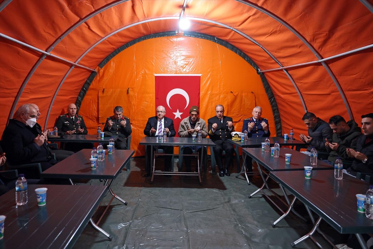 bakan guler sehit astsubay akincinin baba evini ziyuaret etti 2 UlghbegT