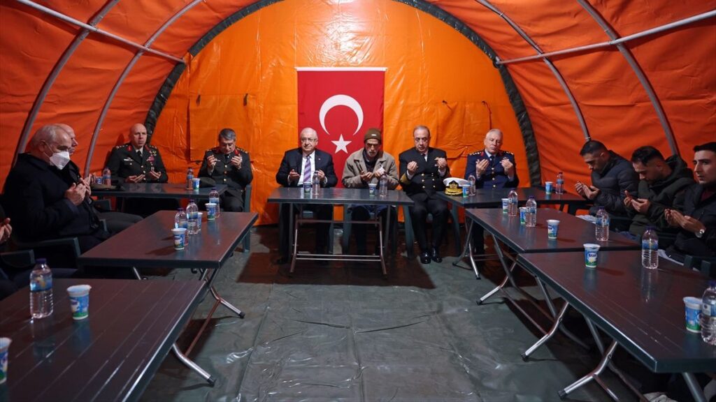 bakan guler sehit astsubay akincinin baba evini ziyuaret etti TEnnrKR1