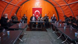bakan guler sehit astsubay akincinin baba evini ziyuaret etti TEnnrKR1