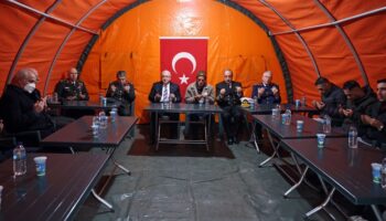 bakan guler sehit astsubay akincinin baba evini ziyuaret etti TEnnrKR1