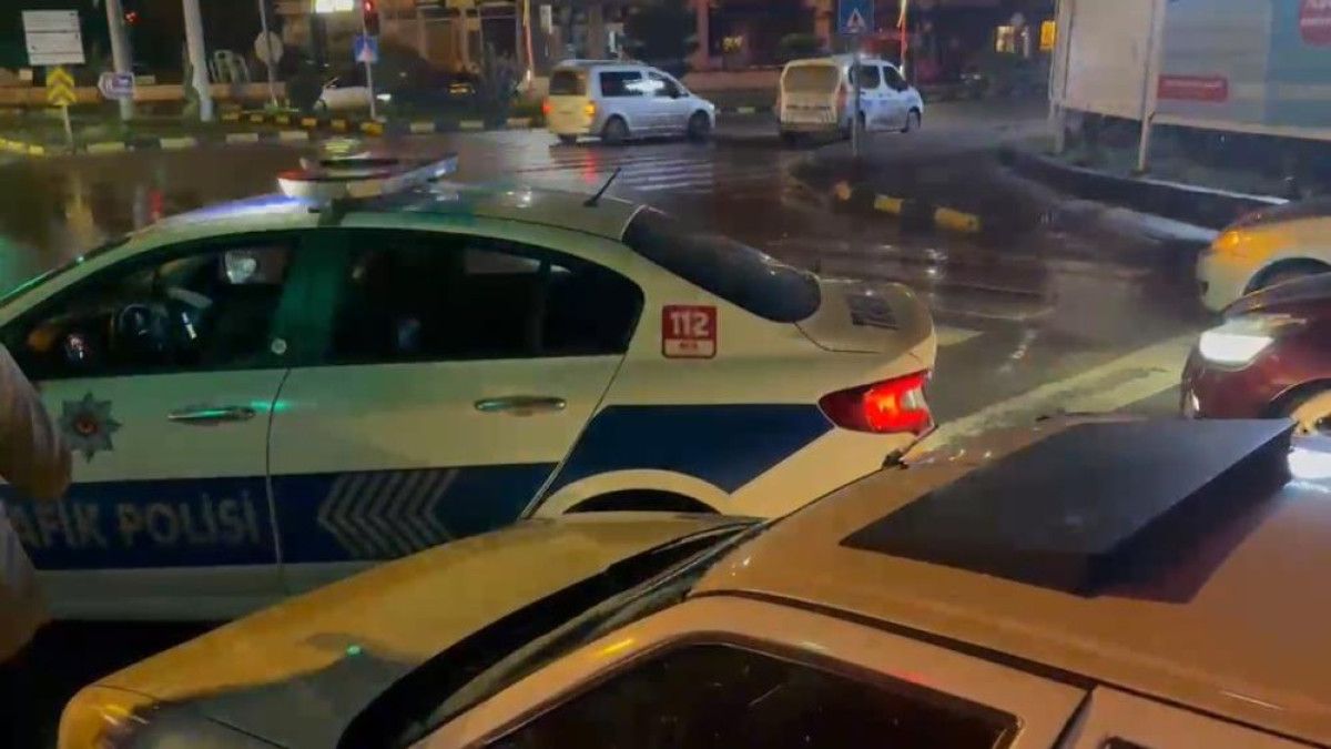bartinda ehliyetsiz ve alkollu surucu polis aracina carpti 0 RnzBajAa
