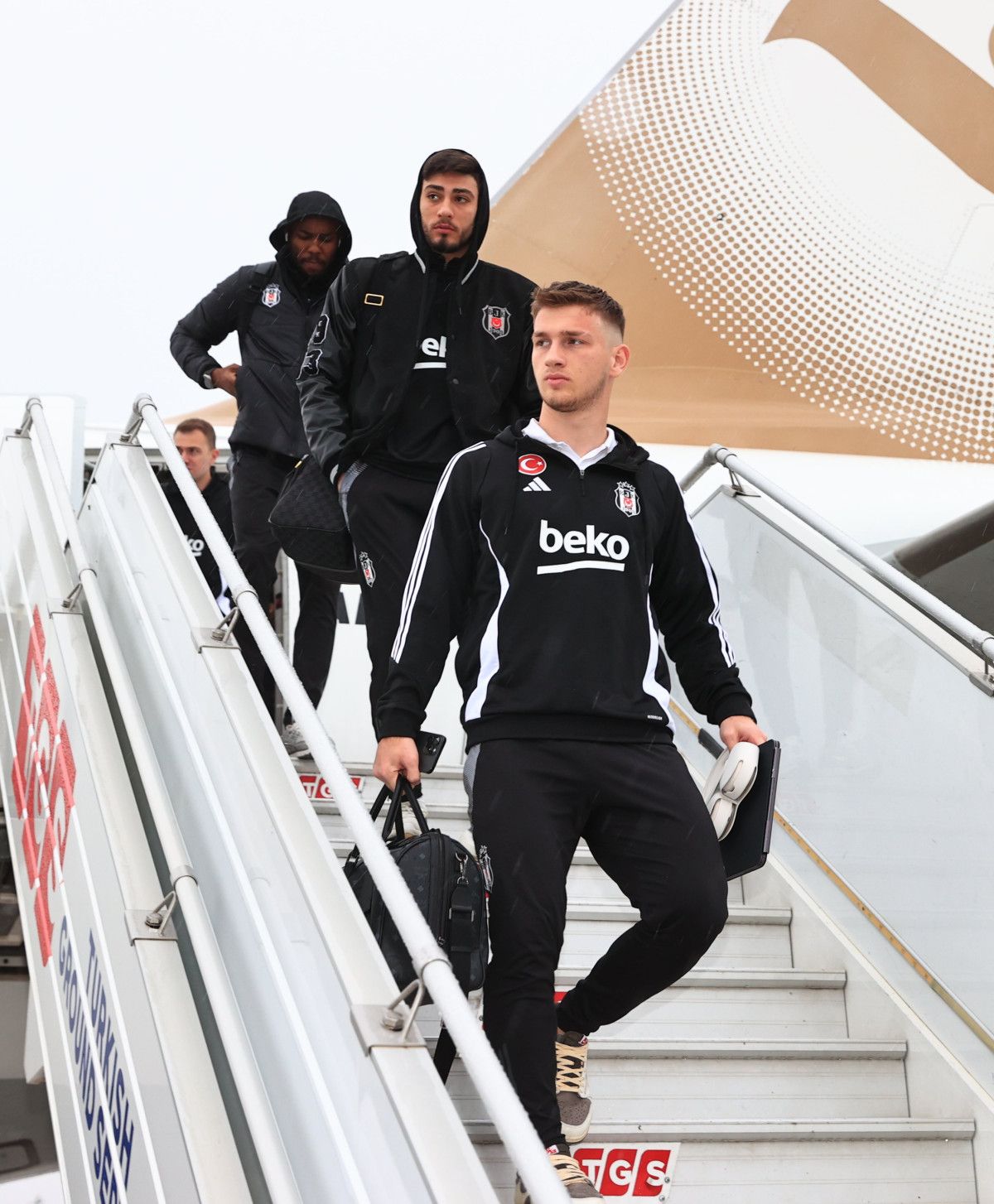besiktas kafilesi antalyaya geldi 0 7cJCFzMS