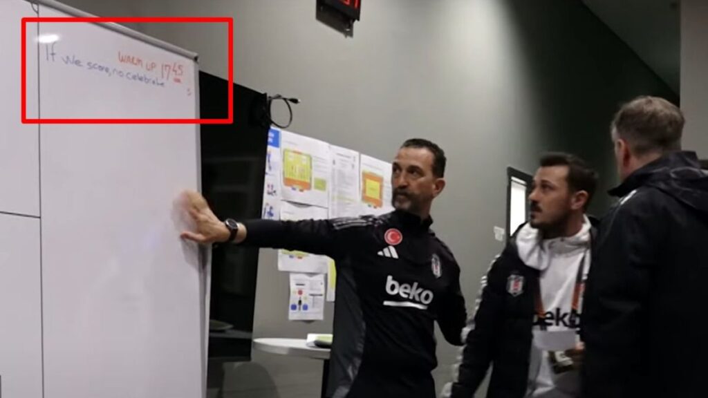 besiktas taktik tahtasinda yazan yazi eger gol atarsak sevinmeyecegiz 8XzE2SfI