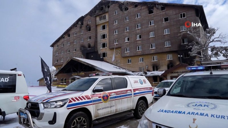 Bolu'da ekipler yavaş yavaş otel bölgesinden çekilmeye başladı 1 boluda ekipler yavas yavas otel bolgesinden cekilmeye basladi HebaLnVm