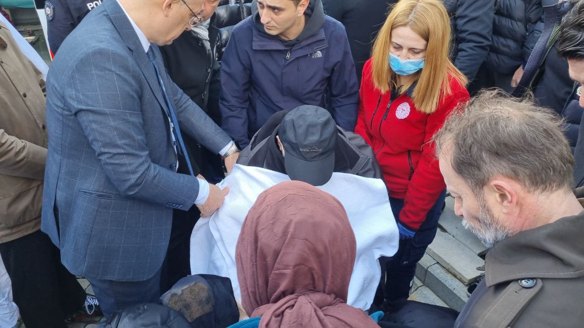 boluda esini ve cocuklarini kaybetti vucudunda kiriklarla cenazeye geldi 0 mVinrApX