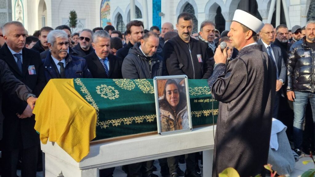 boluda esini ve cocuklarini kaybetti vucudunda kiriklarla cenazeye geldi Q9as4Dh3