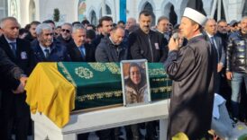 boluda esini ve cocuklarini kaybetti vucudunda kiriklarla cenazeye geldi Q9as4Dh3