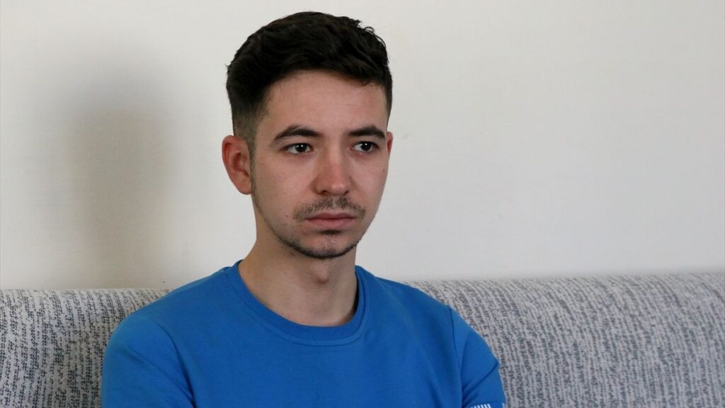 boluda yanan otelin ascisi yangin merdivenlerinin kapisi tahtaydi Gfg7Q79g