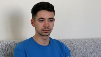 boluda yanan otelin ascisi yangin merdivenlerinin kapisi tahtaydi Gfg7Q79g