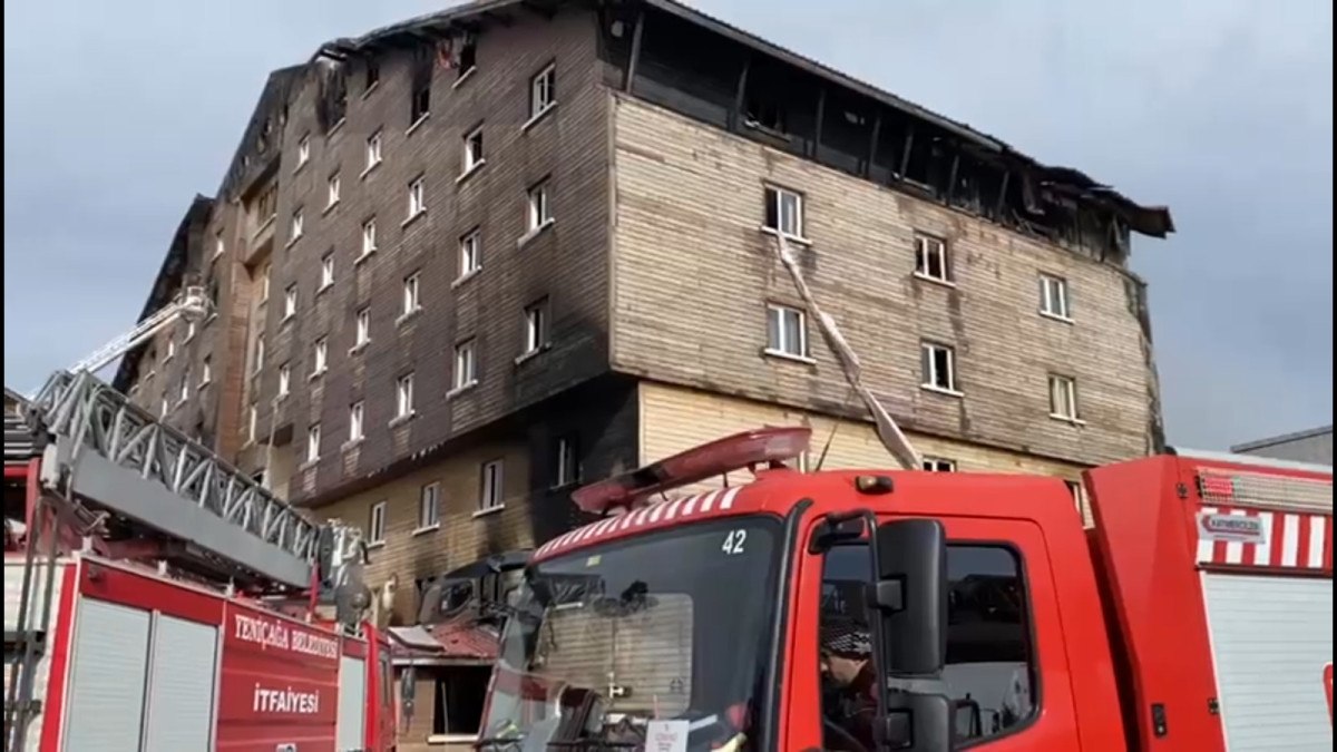 boludaki yangin faciasinda carsaflari birbirine bagladi 11 kisiyi kurtarmayi basardi 0