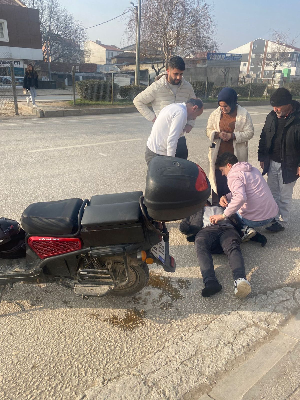 bursada elektrikli bisiklet ile otomobil carpisti 1 yarali 2 EctrA5pK