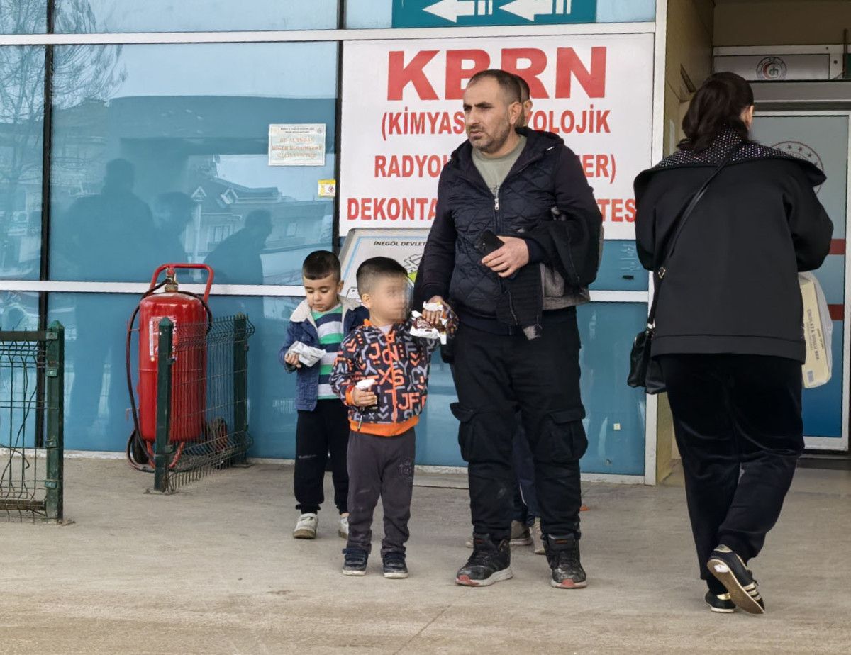 bursada parkin demir kapisina elini sikistirdi 0 uzMqISGa