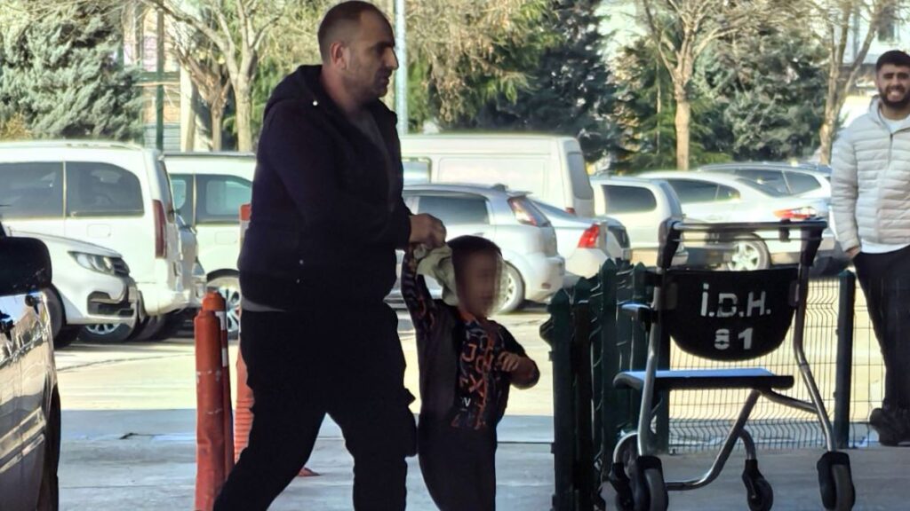 bursada parkin demir kapisina elini sikistirdi p2Q2QjCw