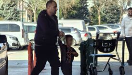 bursada parkin demir kapisina elini sikistirdi p2Q2QjCw