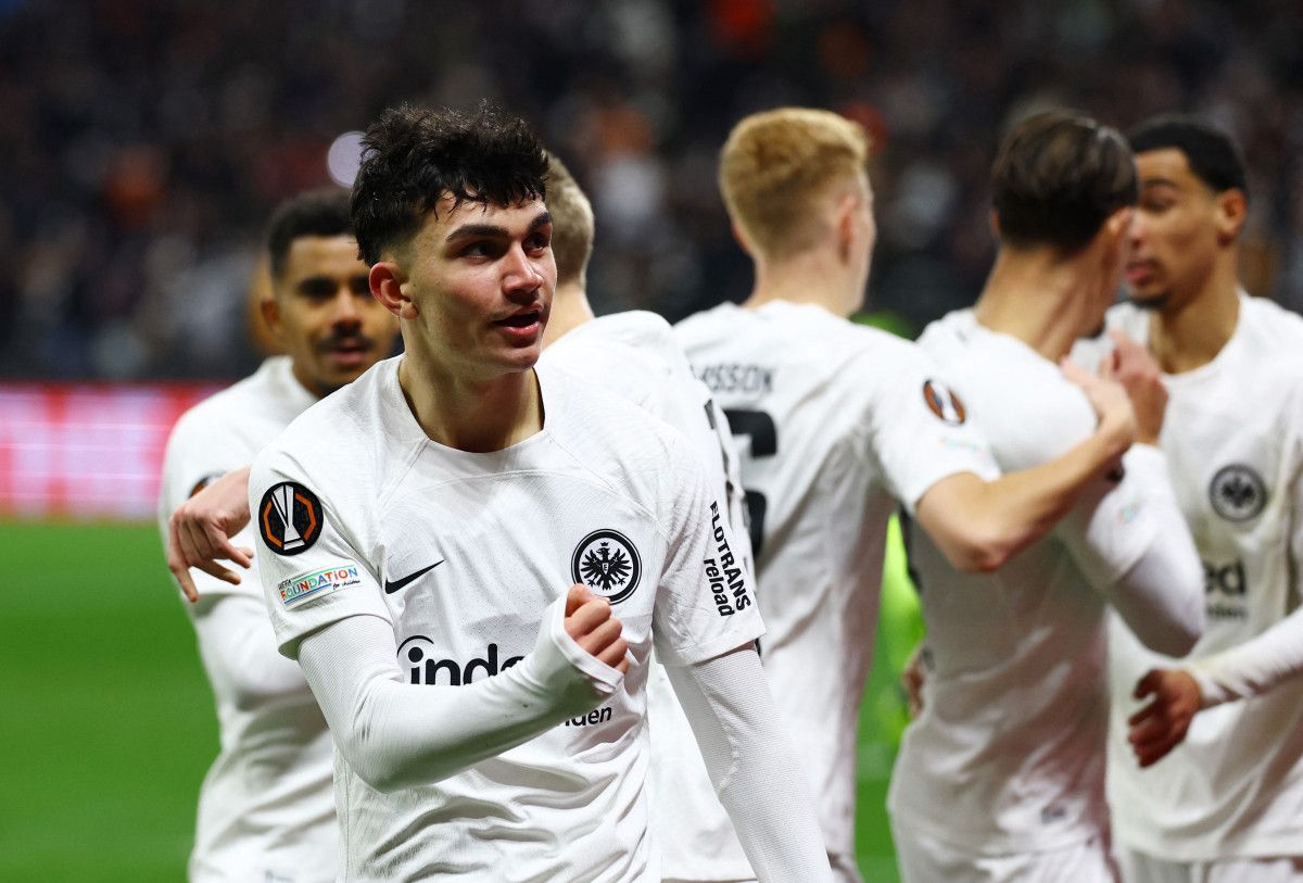 can uzundan jeneriklik gol frankfurt sahasinda galip 1 P9tOaTcN