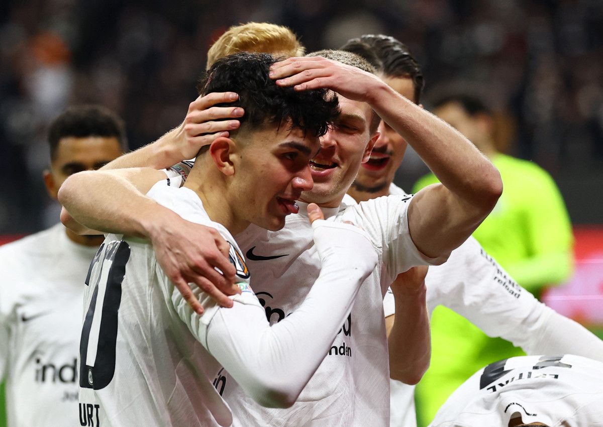 can uzundan jeneriklik gol frankfurt sahasinda galip 2 fhWc7Jjl