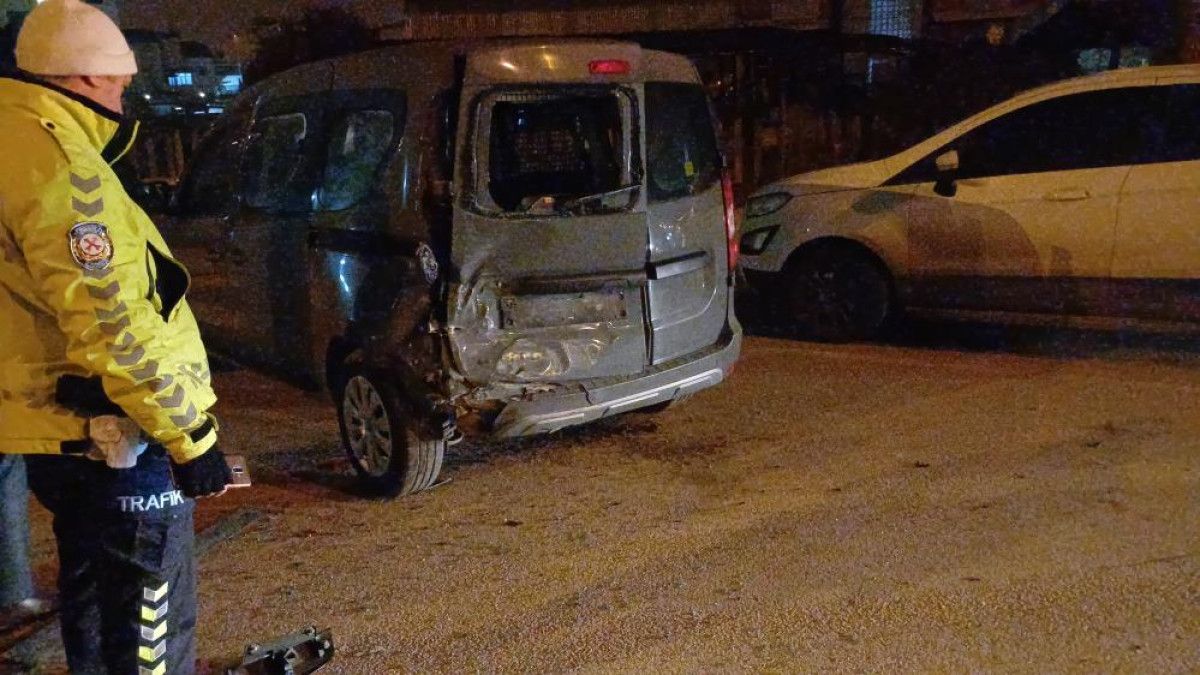 corumda 2 araca carpan surucu kazadan yara almadan kurtuldu 0 yEea2qJX