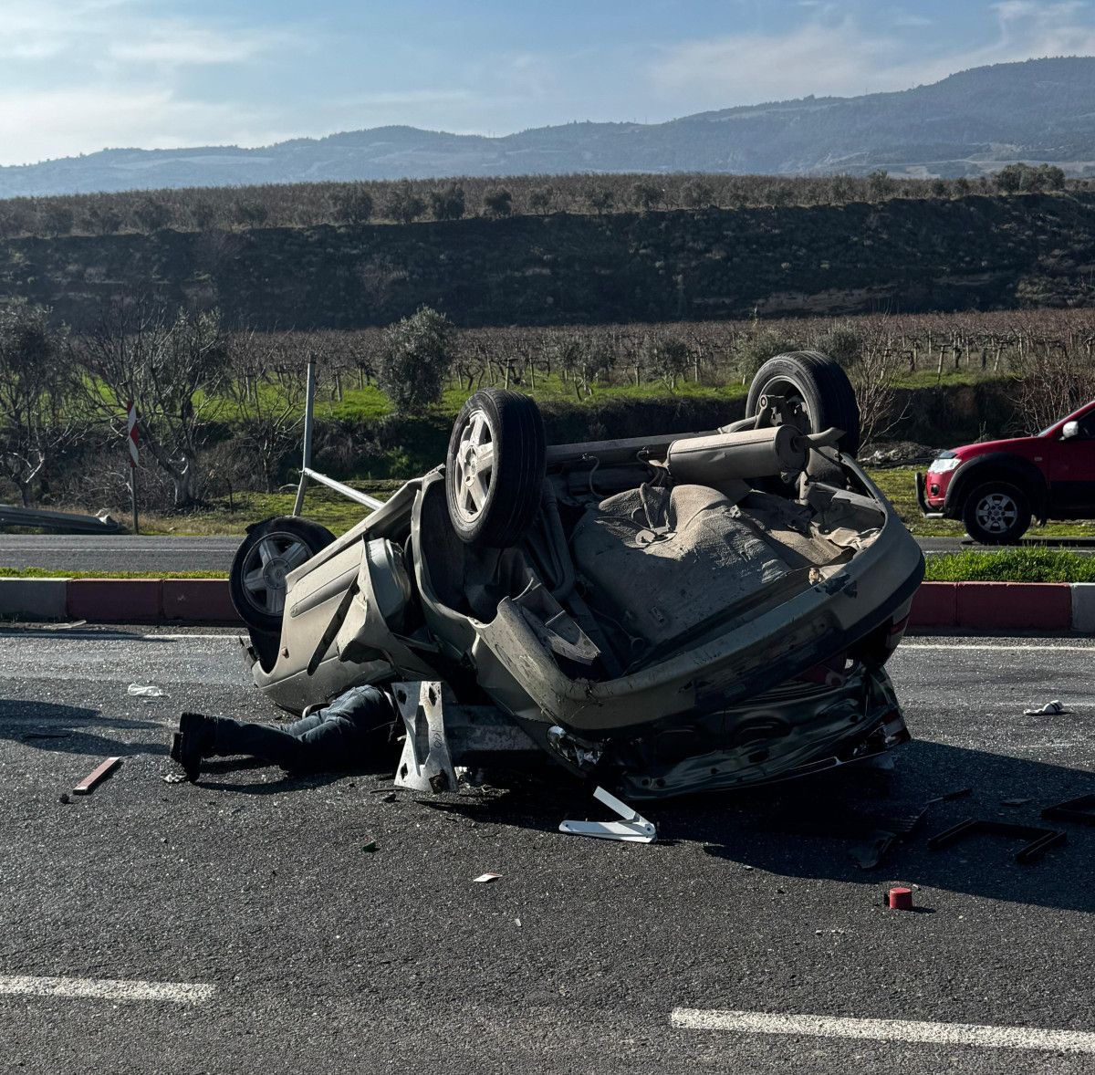 denizlide aydinlatma diregine carpan otomobil takla atti 1 jjvktR5H