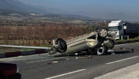 denizlide aydinlatma diregine carpan otomobil takla atti eJsfTh8G