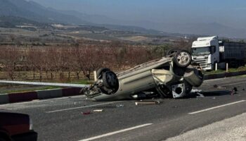 denizlide aydinlatma diregine carpan otomobil takla atti eJsfTh8G