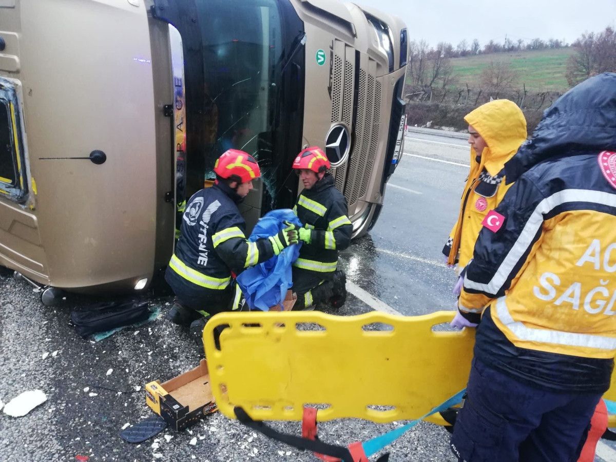 denzilide yagis nedeniyle kontrolden cikan tir devrildi 1 yarali 1
