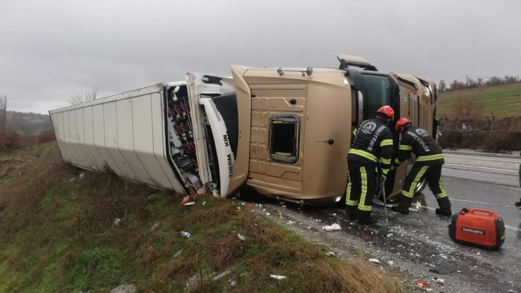 denzilide yagis nedeniyle kontrolden cikan tir devrildi 1 yarali z9kJPN1l