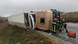 denzilide yagis nedeniyle kontrolden cikan tir devrildi 1 yarali z9kJPN1l