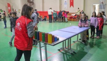 diyarbakirda cocuklar sifir atik bilinciyle kendi oyuncaklarini yapiyor E38NXAHP