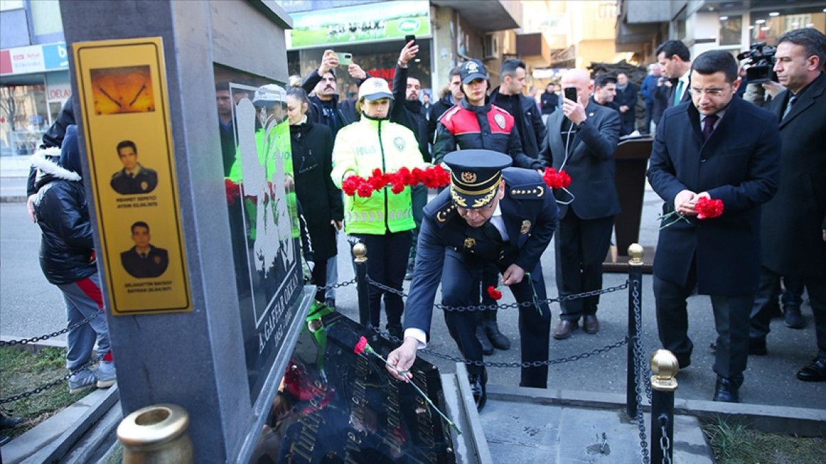diyarbakirda sehit edilen gaffar okkan ve 5 polis memuru icin anma toreni 1 wlytSbfL