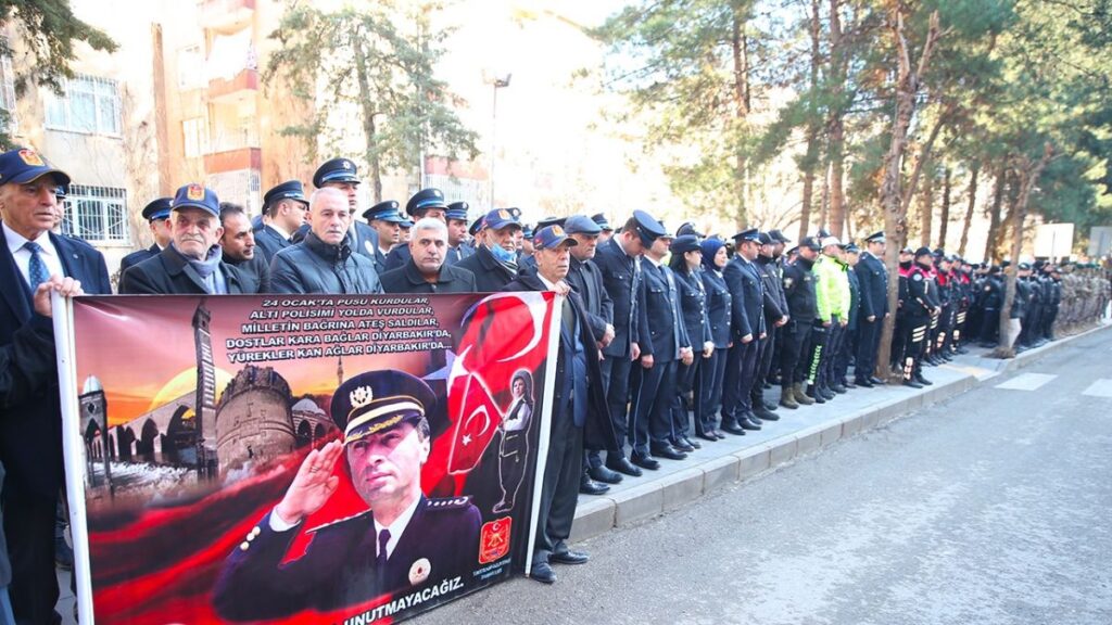 diyarbakirda sehit edilen gaffar okkan ve 5 polis memuru icin anma toreni VrGWDbVC