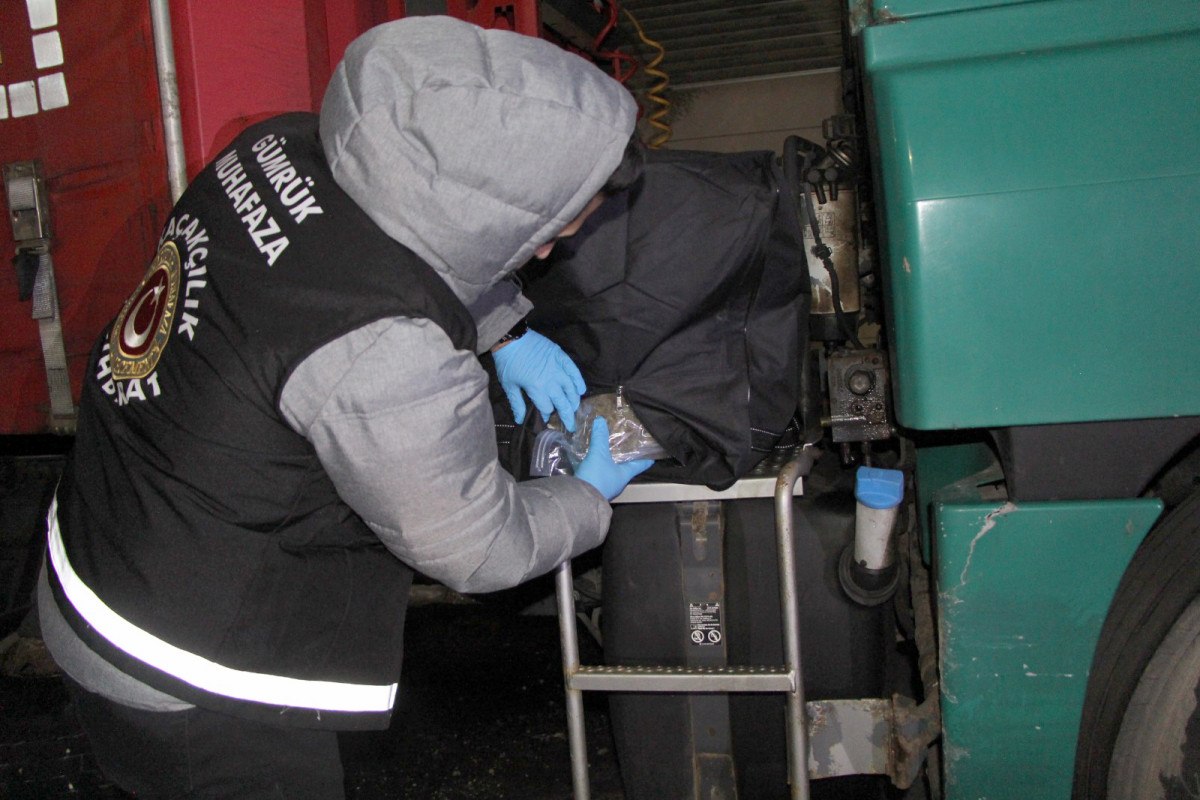 edirnede 2 tirda 21 kilo uyusturucu ve 24 tabanca ele gecirildi 1 cV3NTk9k