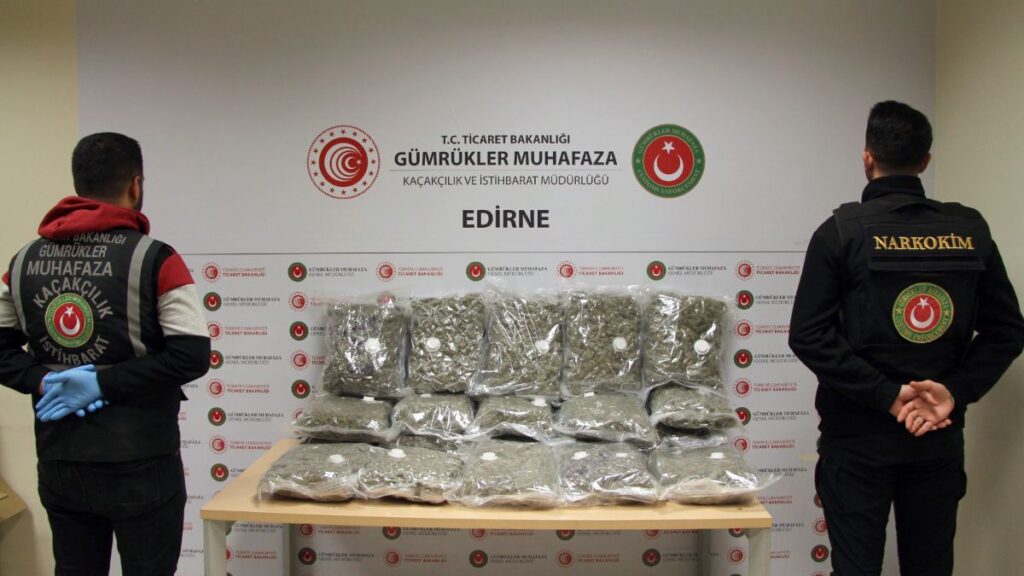edirnede 2 tirda 21 kilo uyusturucu ve 24 tabanca ele gecirildi rN54USY8