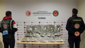 edirnede 2 tirda 21 kilo uyusturucu ve 24 tabanca ele gecirildi rN54USY8