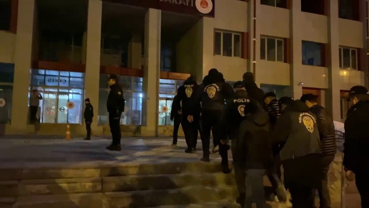 erzurumda sahte arac kiralama sitesi acarak vatandaslari dolandiran suphelilere operasyon 1