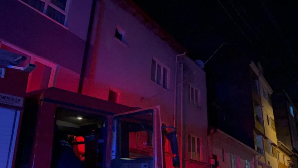 eskisehirde catiyi yakip asagiya atlayan sahsin besledigi kuslar telef oldu 15bj9kC1