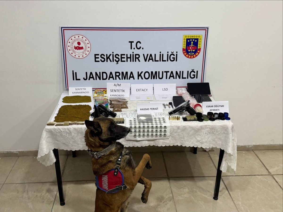 eskisehirde uyusturucu ticareti yapan supheli jandarmadan kacamadi 0 zDnuetVw