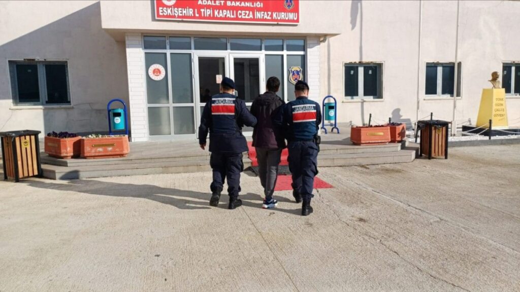 eskisehirde uyusturucu ticareti yapan supheli jandarmadan kacamadi ONzpfHBI