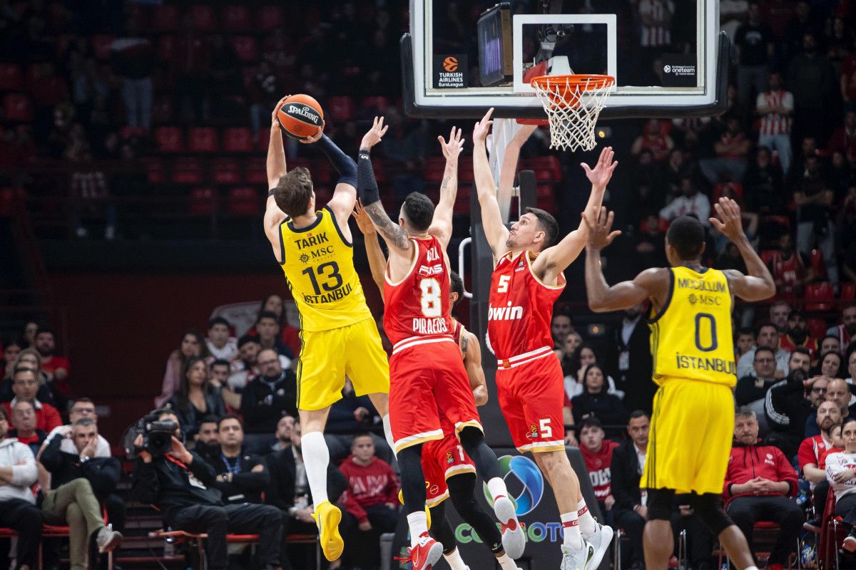 fenerbahce olympiakosu devirdi seriyi 5 maca cikardi 1