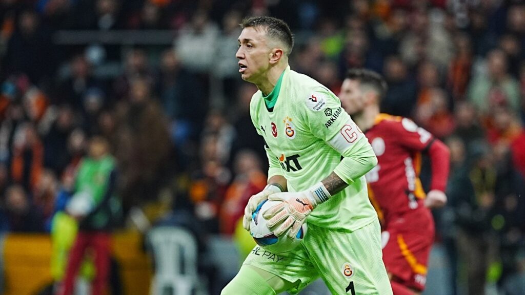 fernando muslera yavas yavas sona geliyoruz lSfDdt4A