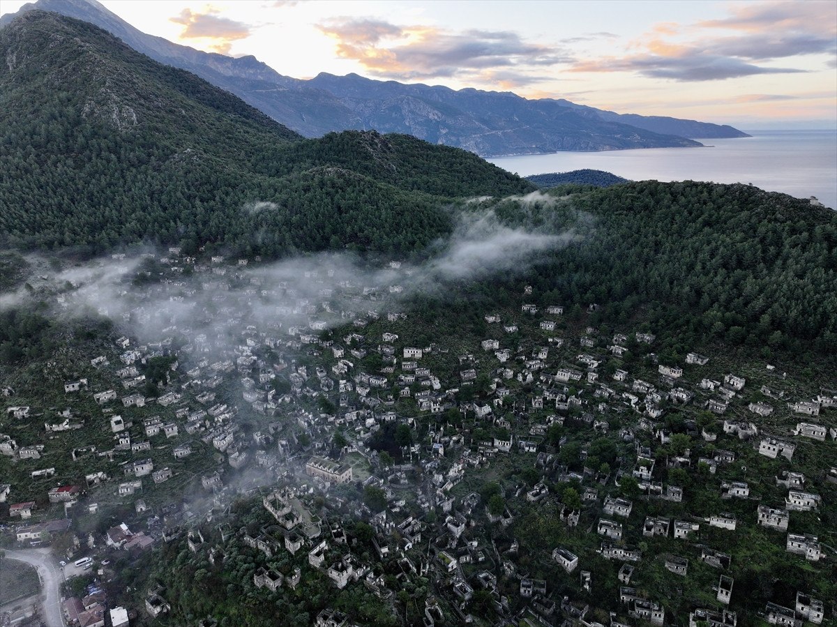 fethiyedeki hayalet koy olarak anilan kayakoyu sis bulutu kapladi 0 EfsNSB9e