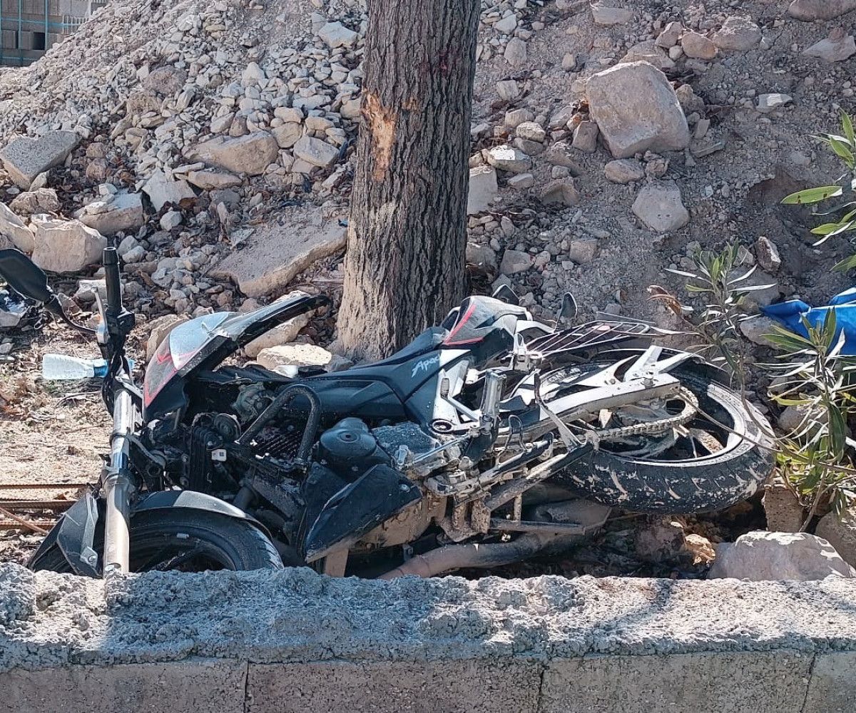 gaziantepte agaca carpan motosikletteki 2 cocuk can verdi 0