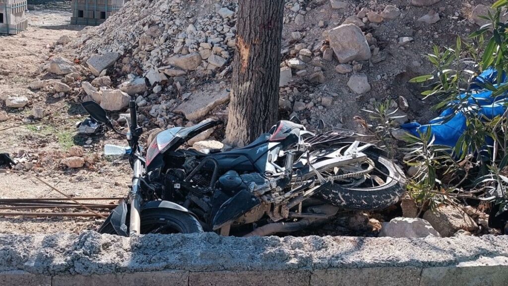 gaziantepte agaca carpan motosikletteki 2 cocuk can verdi 7TwrhWRn